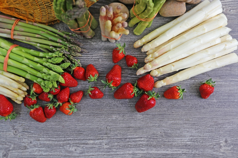 Maggio: la tavola si colora con asparagi e fragole!